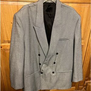 Silver looking grey sports coat size XL ! Very nice coat for many different uses